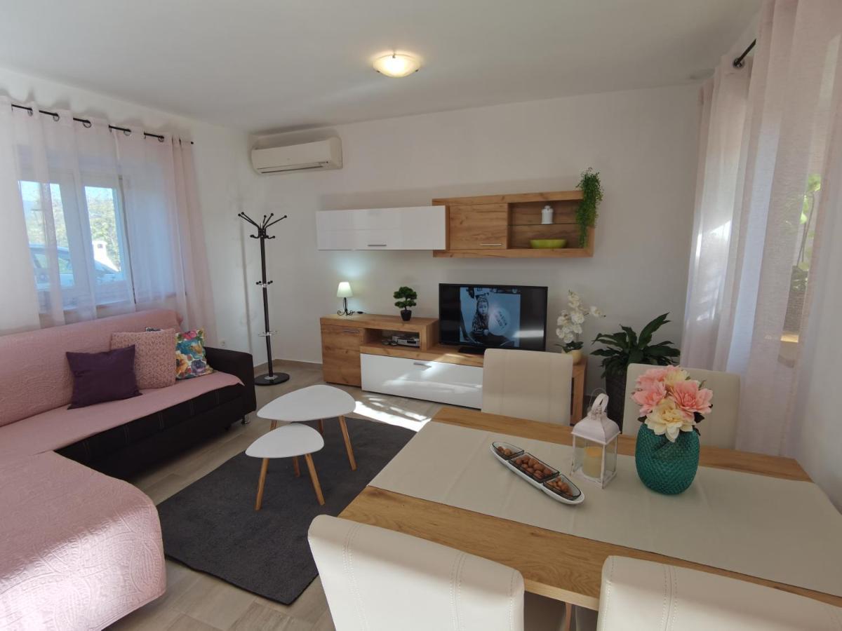 Jasmina Apartment Hum Екстериор снимка